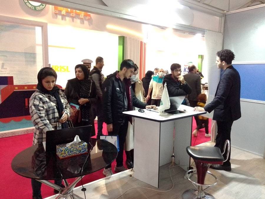 مراجعه افراد علاقمند به همکاری با صندوق ایرانیان به غرفه صندوق در نمایشگاه کار ایران