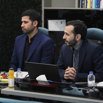 جناب آقای دکتر شجاعی و آقای مهندس طاهری فر مدیر مالی صندوق در حال ارائه گزارش در مجمع صندوق