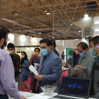 بازدید دکتر وحدت از غرفه صندوق ایرانیان